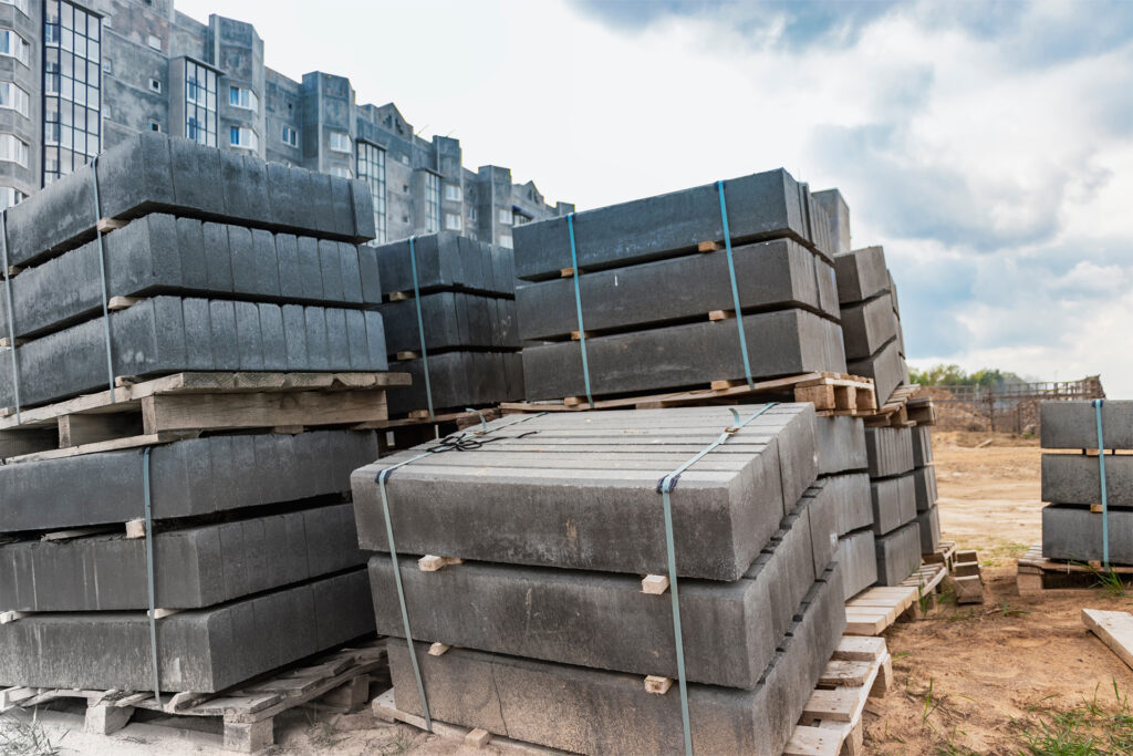 how not to stack pallets on uneven ground at a construction site